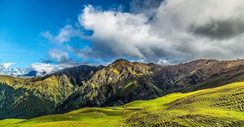 Ali Bedni Bugyal Trek scenic alpine meadows with Himalayan mountain views in Uttarakhand